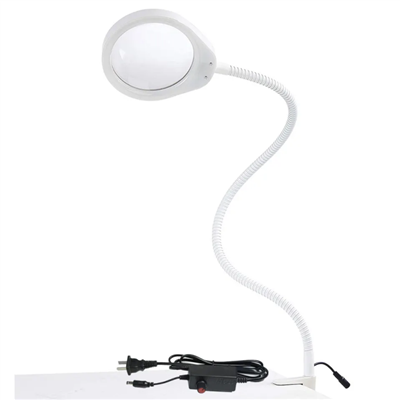 Professzionális nagyító fénnyel